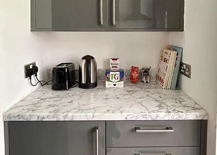 Central 2 Bed Property Near Nine Elms Station